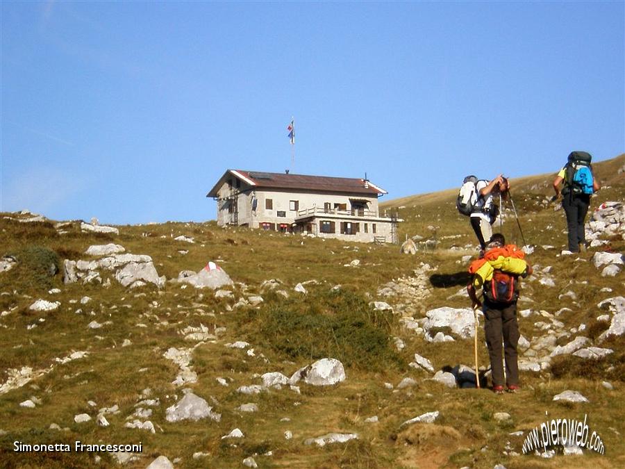 03 PRIMO TRAGUARDO IL RIFUGIO GHERARDI.JPG